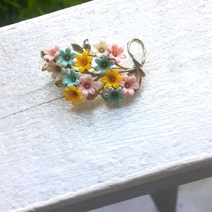 VINTAGE Intricately Detailed Floral Silver Brooch